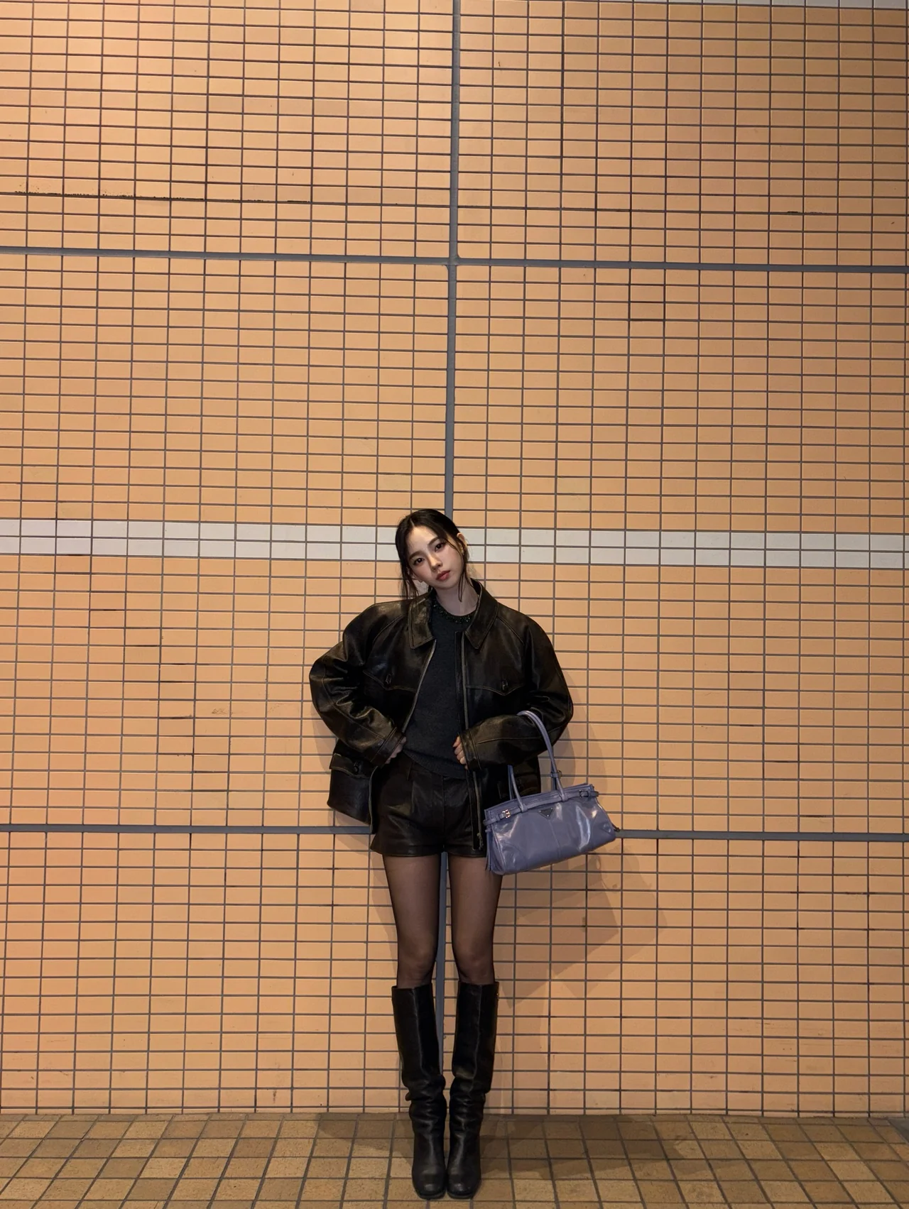 롱부츠 룩 | 시스루 타이즈와 부츠의 조합으로 완성한 고혹적인 실루엣 /사진=카리나 인스타그램