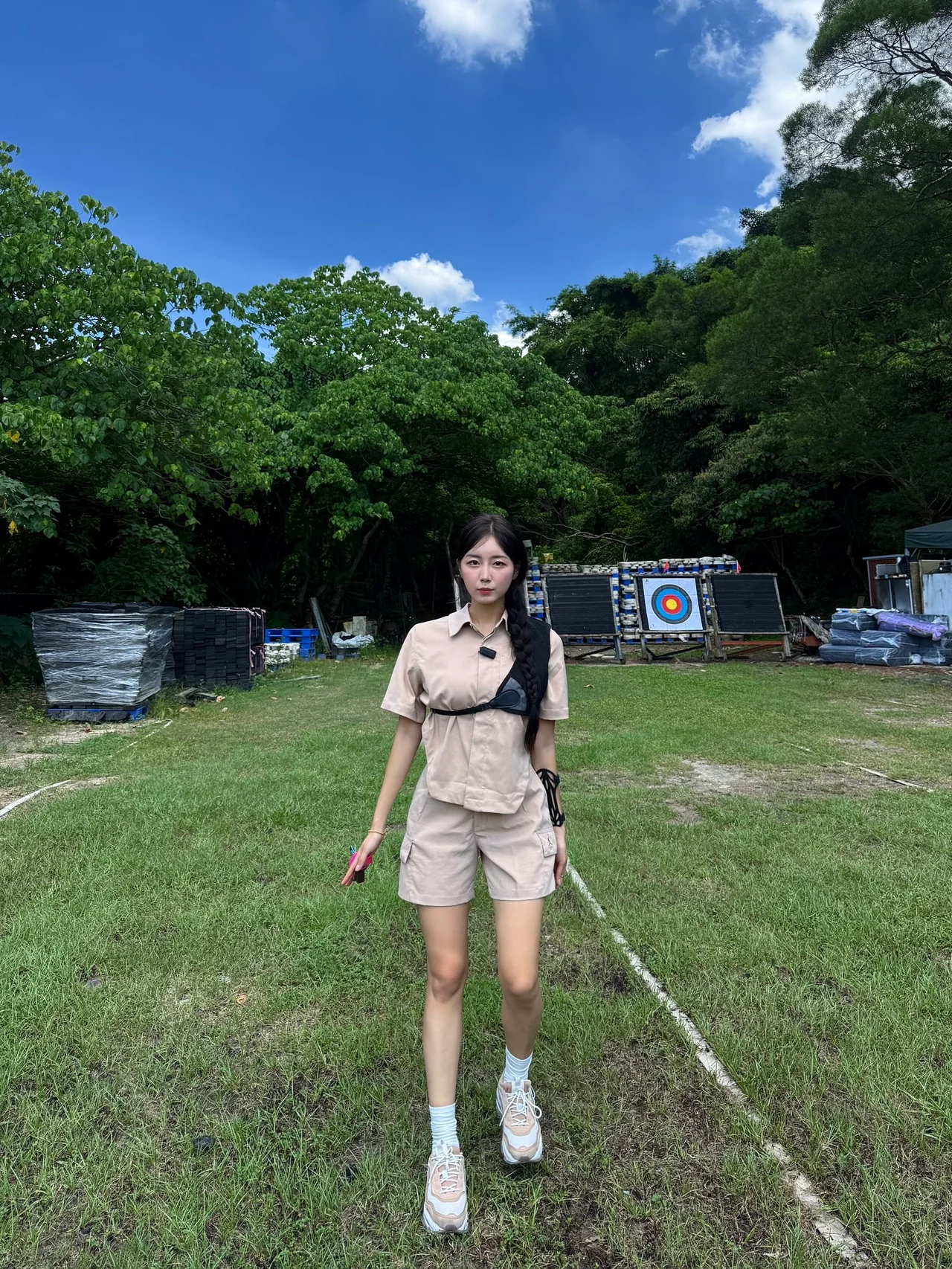 
                명사수 바이브 | 땋은 머리와 스포티한 삭스 매치로 완성한 청순한 카리스마 /사진=안지현 인스타그램
            