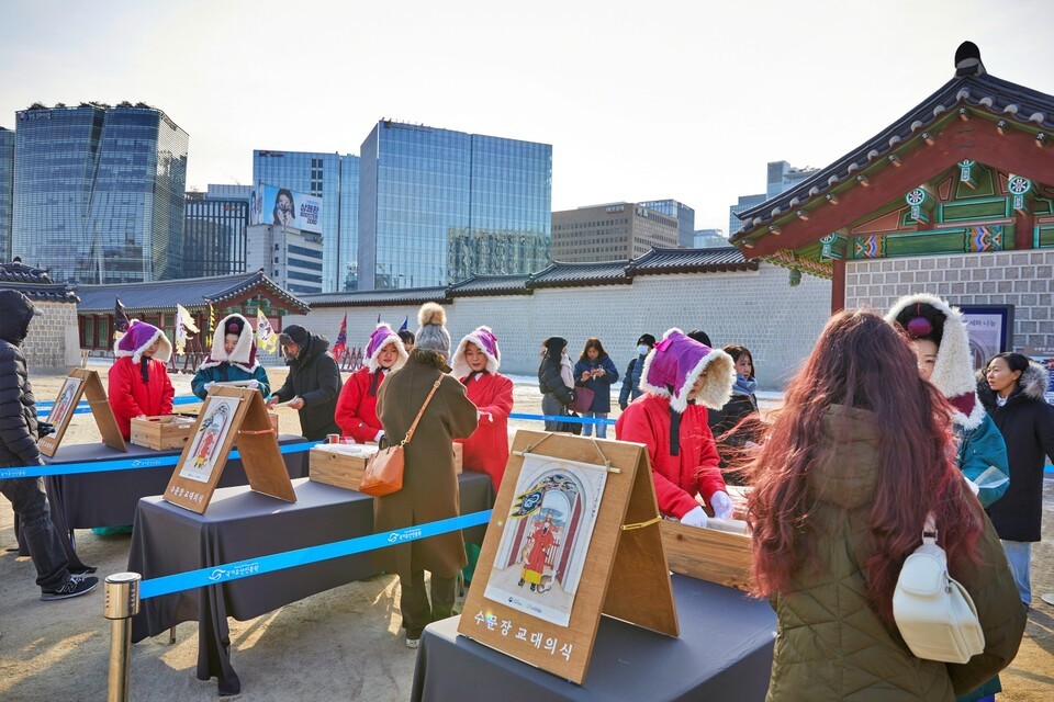 지난해 1월 세화 나눔 행사 /사진= 국가유산청