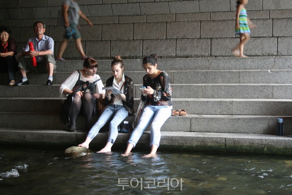 청계천에서 물놀이 즐기는 외국인 관광겍/사진=서울관광재단