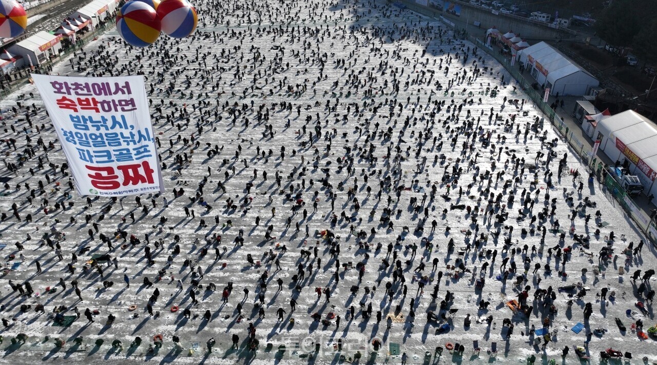 폐막일 드론으로 찍은 화천산천어축제장 전경/사진-화천군