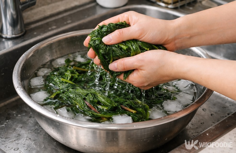 데친 뒤 찬물에 헹궈 쓴맛을 조절하는 과정이다. / 위키푸디