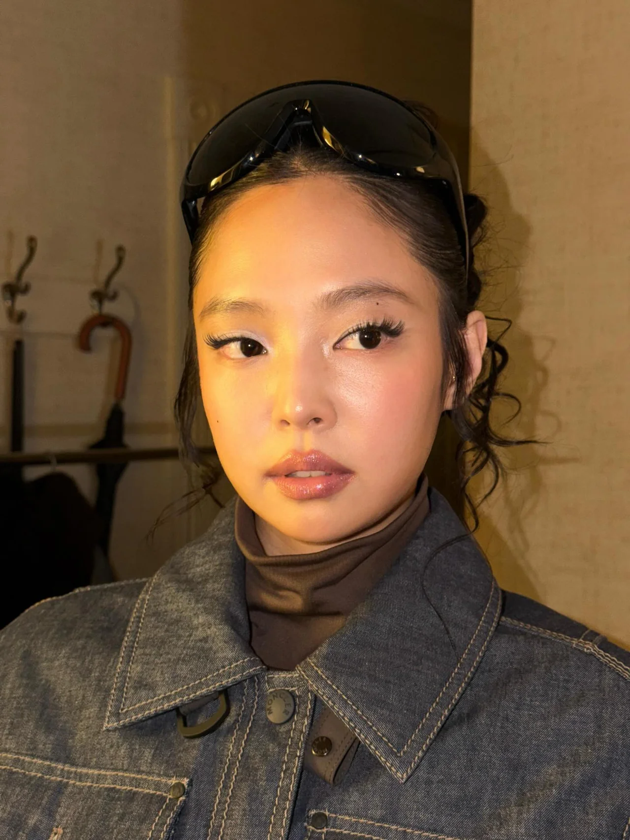 
                윈터 글램 메이크업 | 차가운 겨울 공기와 어우러지는 몽환적인 눈빛과 메이크업 디테일 /사진=제니 인스타그램
            