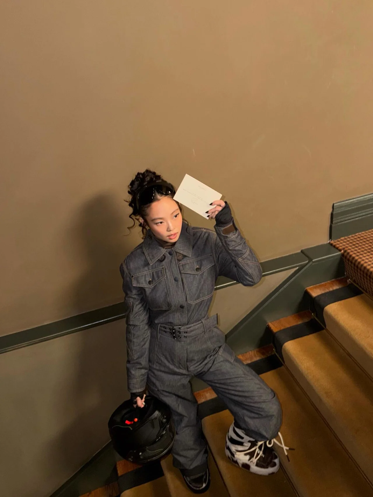 
                아스펜 룩 | 스키장에서도 런웨이 기세를 잃지 않는 힙스터의 정석 /사진=제니 인스타그램
            