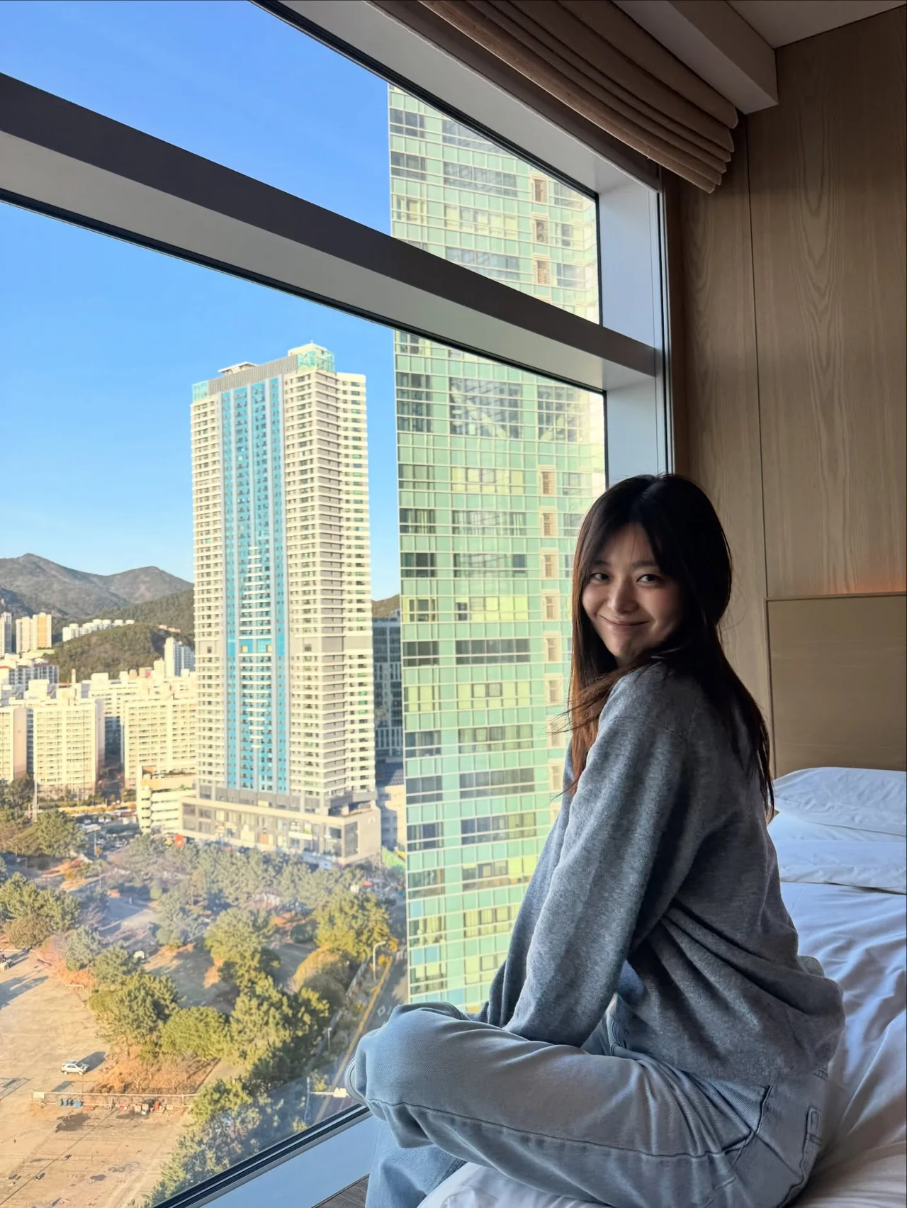 그레이 스웨트셔츠 | 화려한 뷰를 배경으로 완성한 가장 편안한 모닝 룩 /사진=이영은 인스타그램