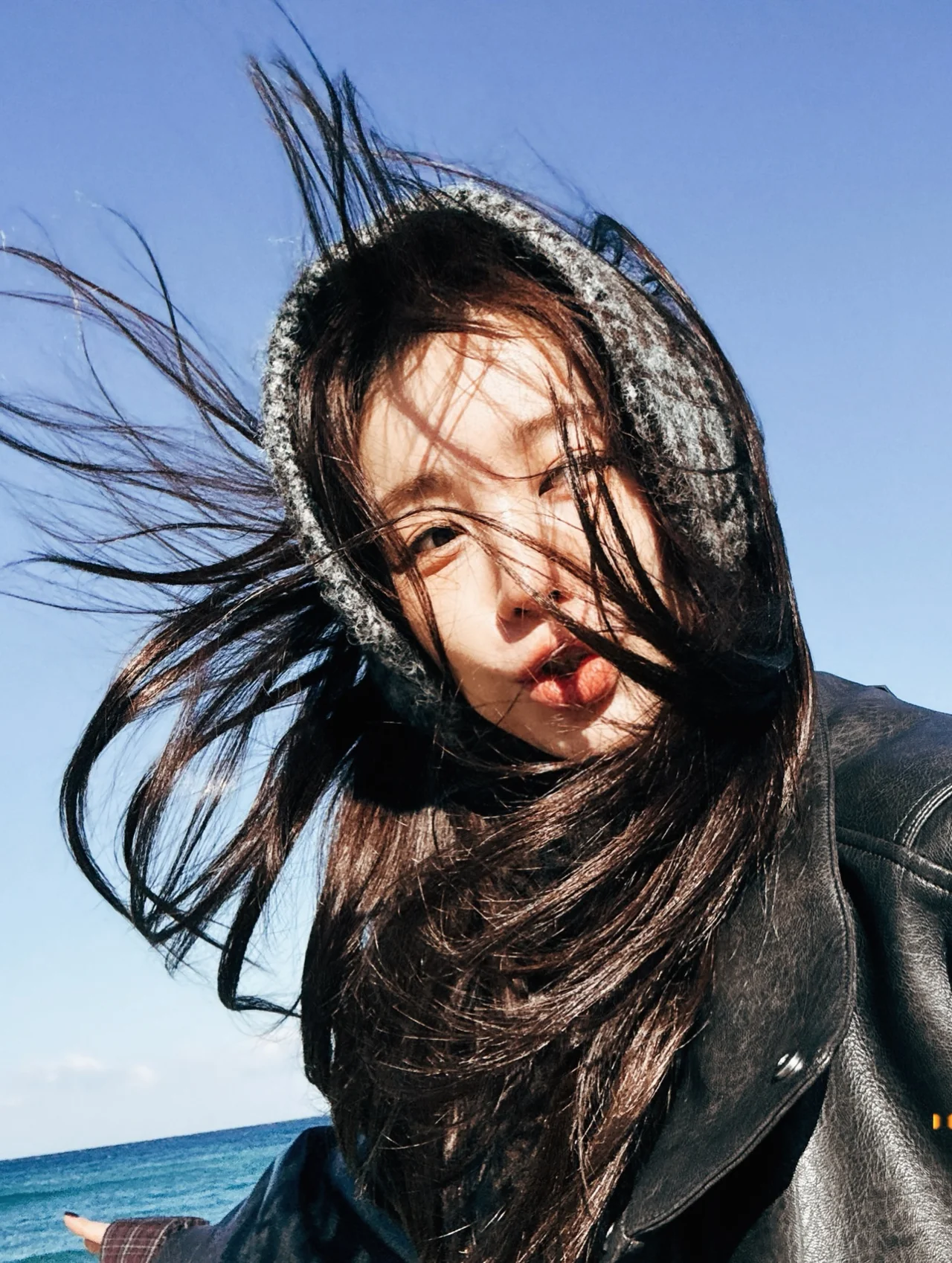 
                조거 팬츠 스타일링 | 자유로운 활동성을 보장하는 그레이 조거와 실버 스니커즈의 만남 /사진=윤은혜 인스타그램
            