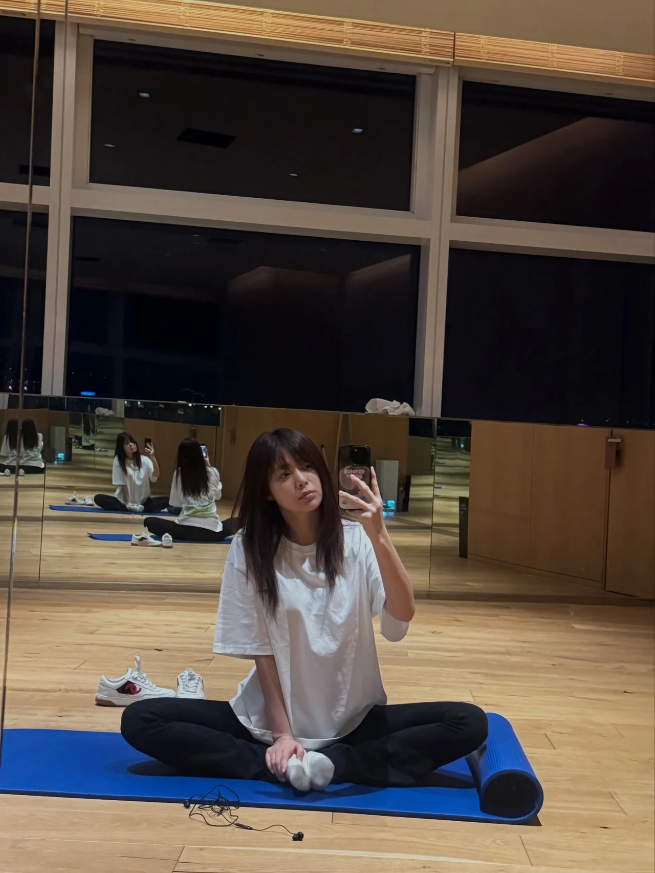 원숄더 화이트 티셔츠 | 운동 중에도 놓칠 수 없는 은근한 슬릿 디테일의 묘미 /사진=이영은 인스타그램