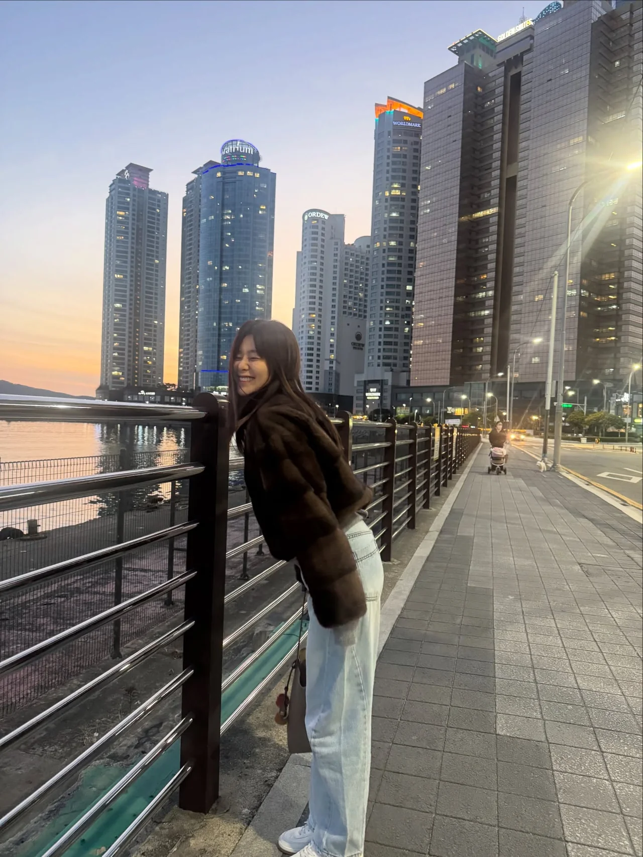 그레이 스웨트셔츠 | 화려한 뷰를 배경으로 완성한 가장 편안한 모닝 룩 /사진=이영은 인스타그램