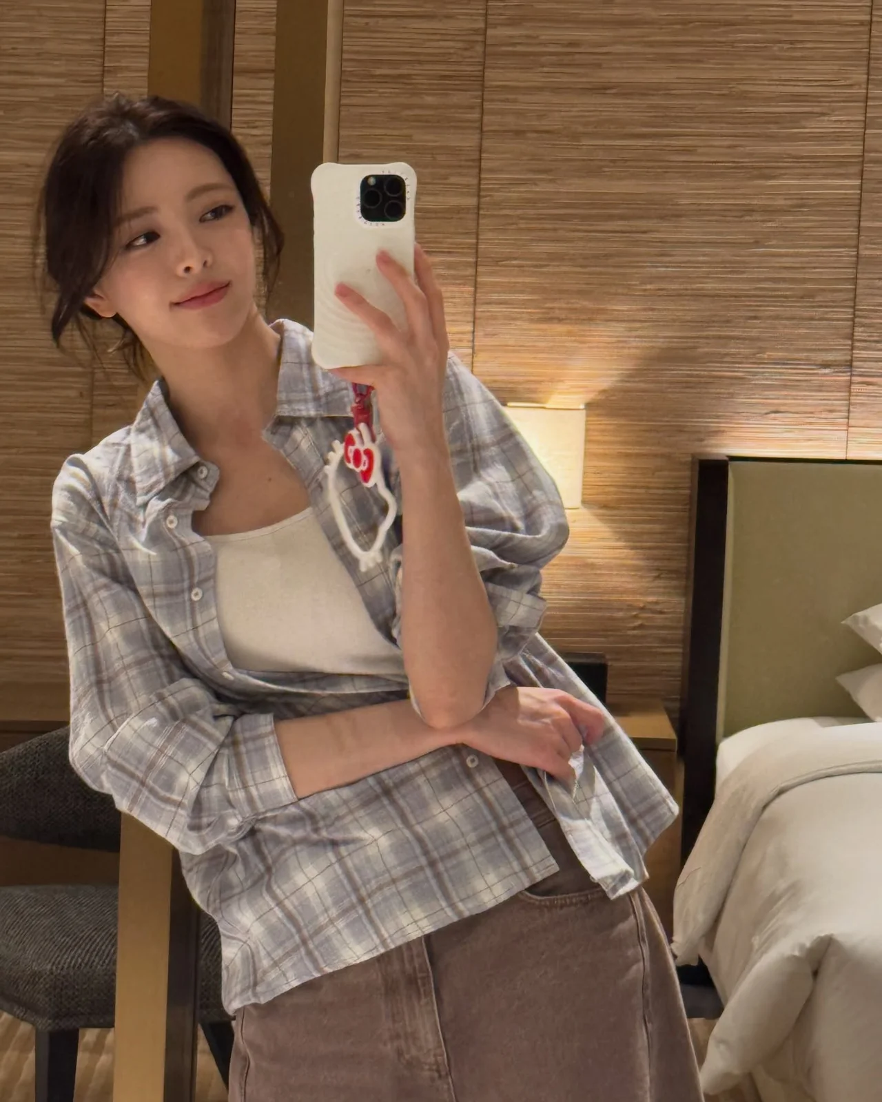 캐릭터 키링 포인트 | 시크한 룩에 귀여운 한 방을 날리는 유나의 애착 아이템 /사진=유나 인스타그램