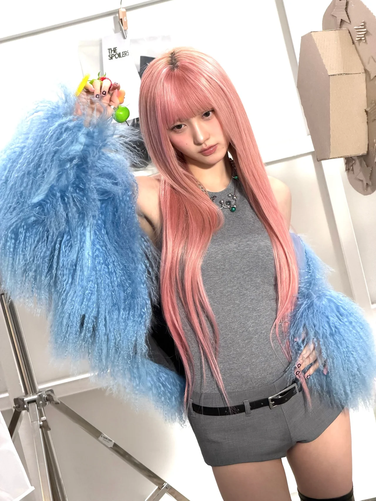 키치 포인트 | 손등을 가린 퍼 사이로 엿보이는 위트 있는 디테일 /사진=아이브 가을 인스타그램