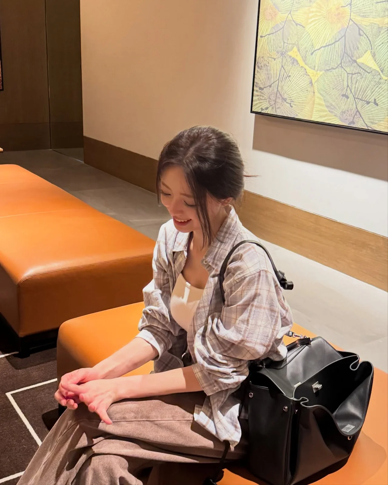 크롭 탑 스타일링 | 체크 셔츠 속 숨겨진 탄탄한 실루엣과 쿨한 감각 /사진=유나 인스타그램