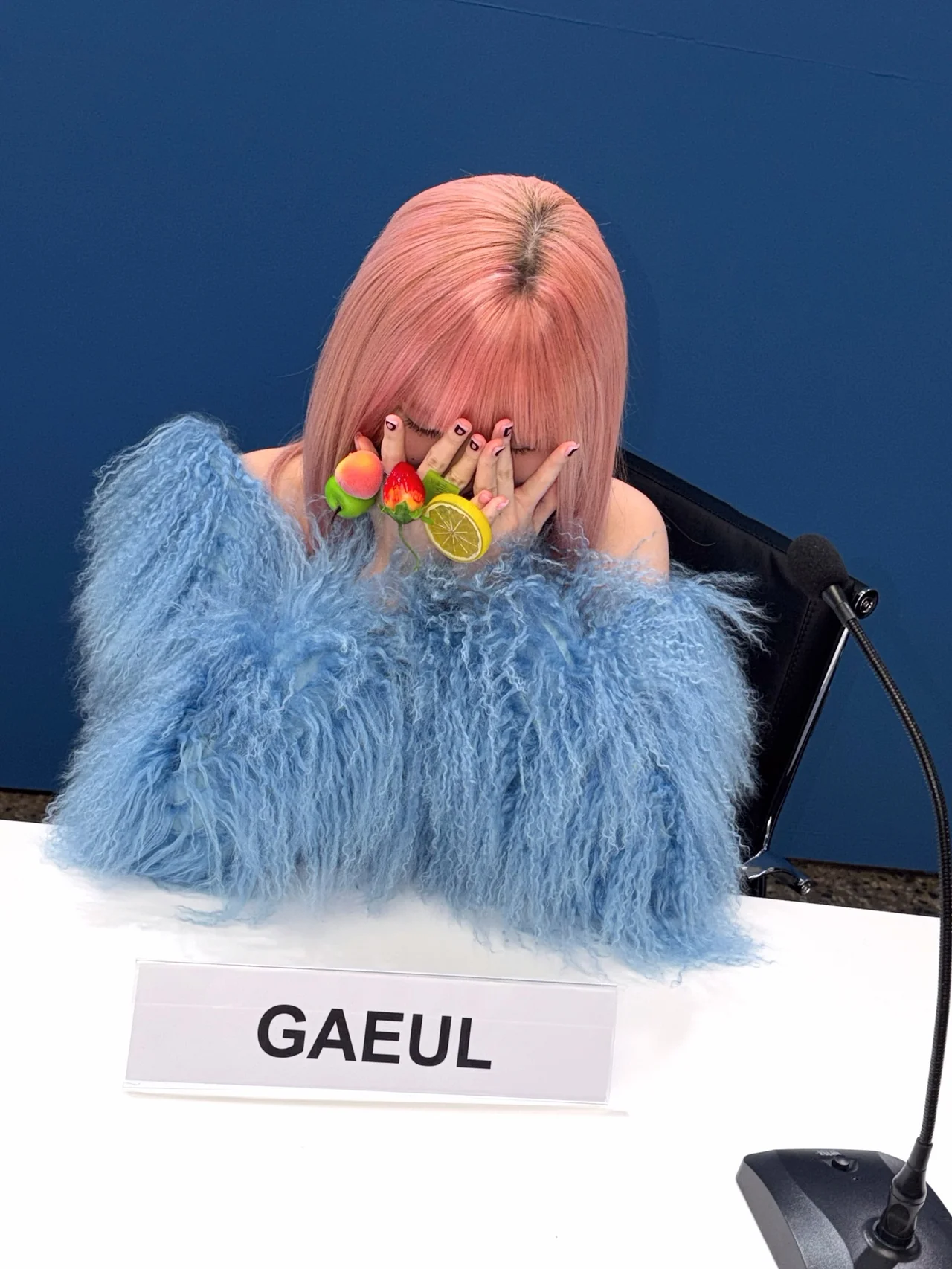 스카이블루 퍼 자켓 | 복슬복슬한 텍스처로 완성한 '인간 구름' 무드 /사진=아이브 가을 인스타그램