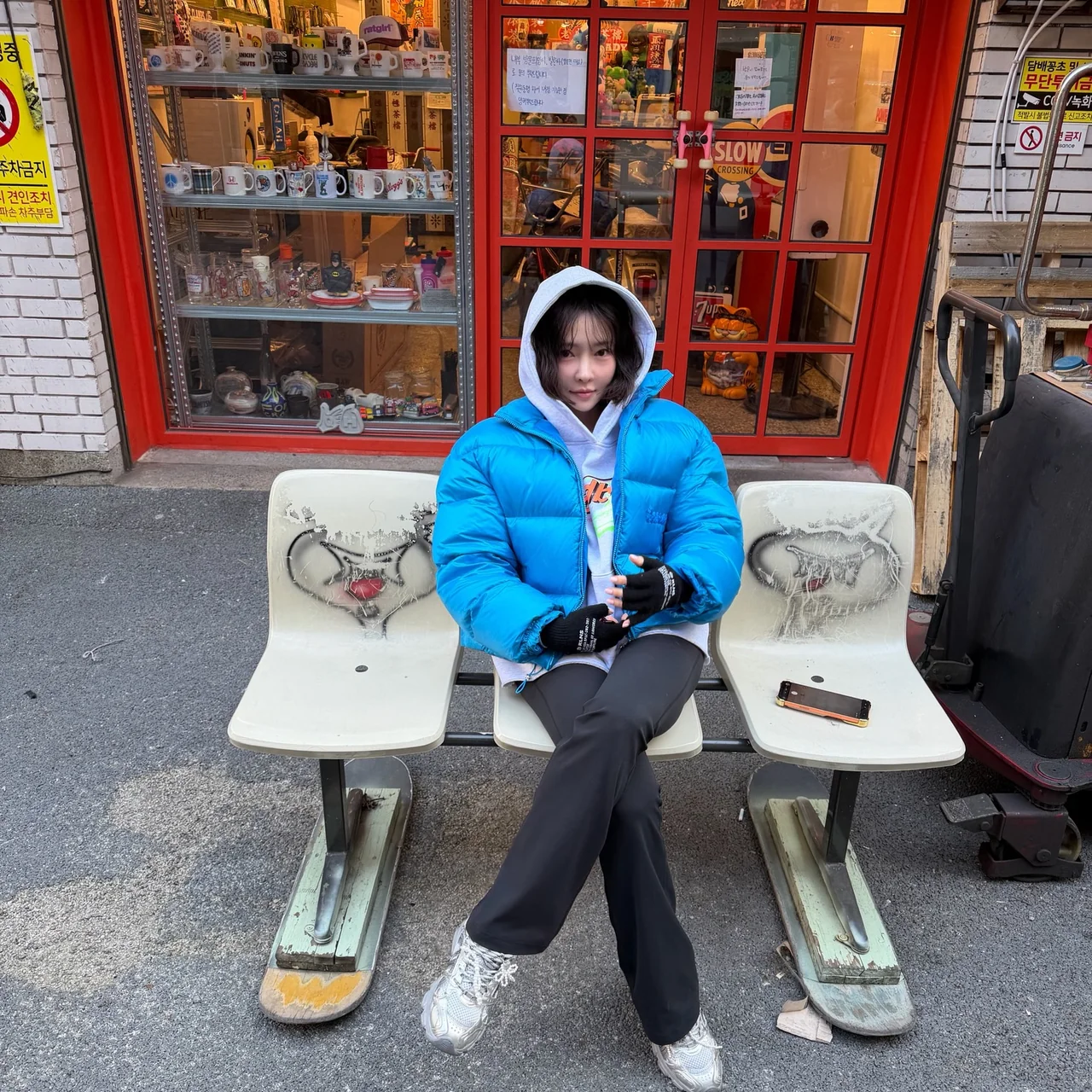 후드 레이어드 스타일 | 간식을 든 채 뽐내는 장난기 가득한 겨울 요정 모먼트 /사진=이유빈 인스타그램