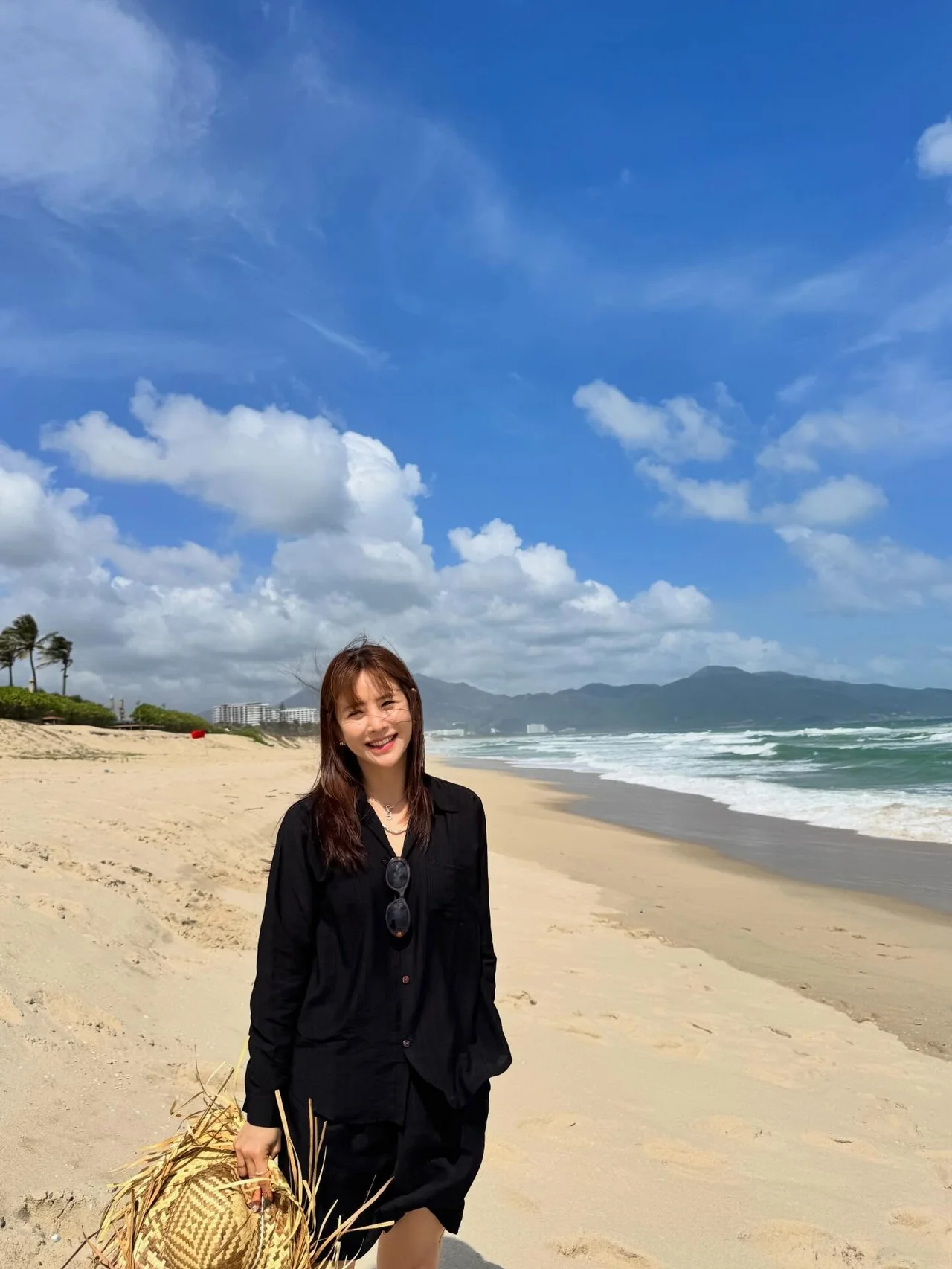 블랙 셔츠 & 선글라스 레이어링 | 모녀 여행의 마지막 날을 장식한 편안하면서도 엣지 있는 시내 투어 스타일 /사진=이연두 인스타그램