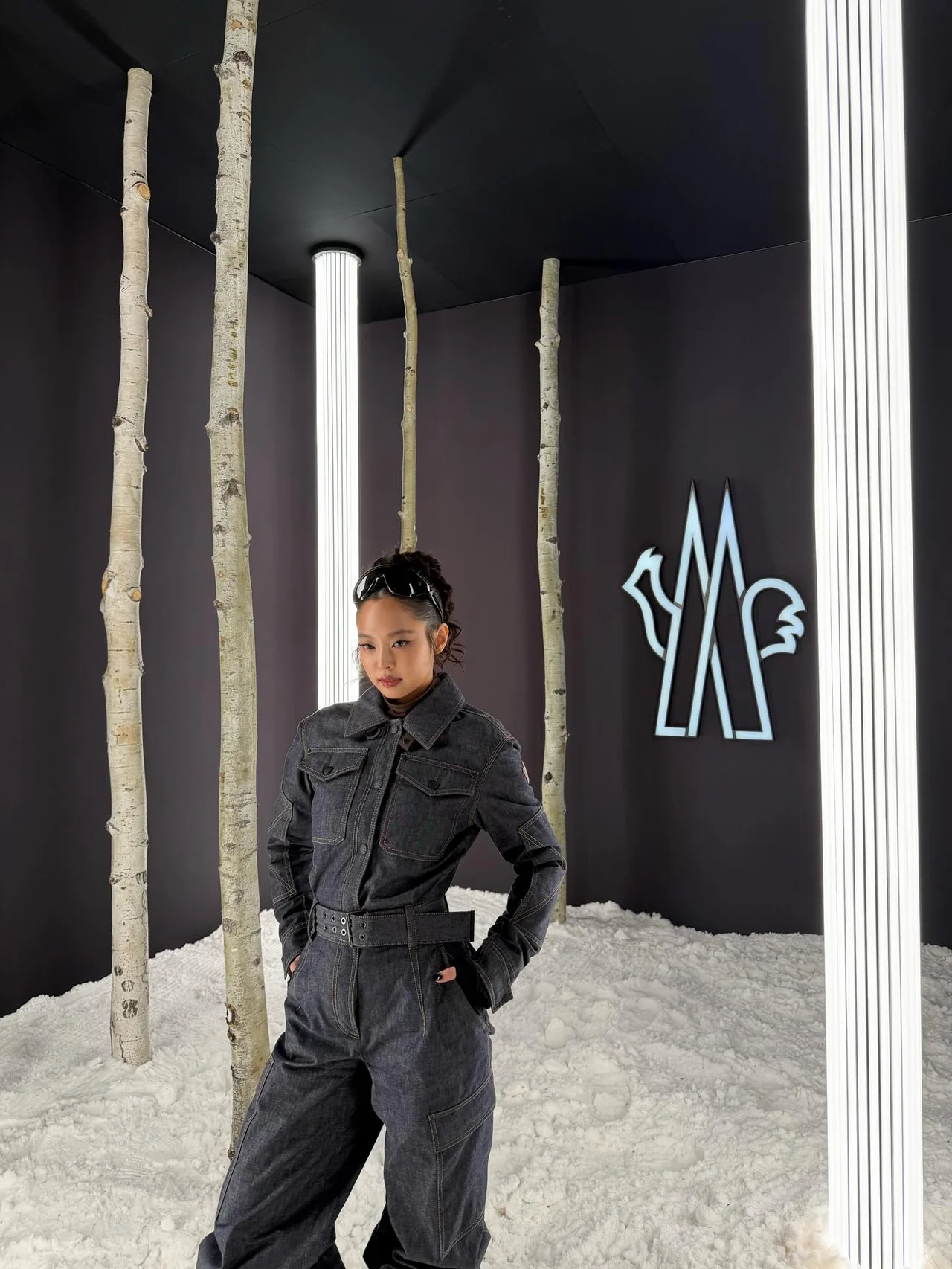 
                몽클레르 그르노블 | 브랜드 로고보다 더 빛나는 제니의 독보적인 아우라 /사진=제니 인스타그램
            