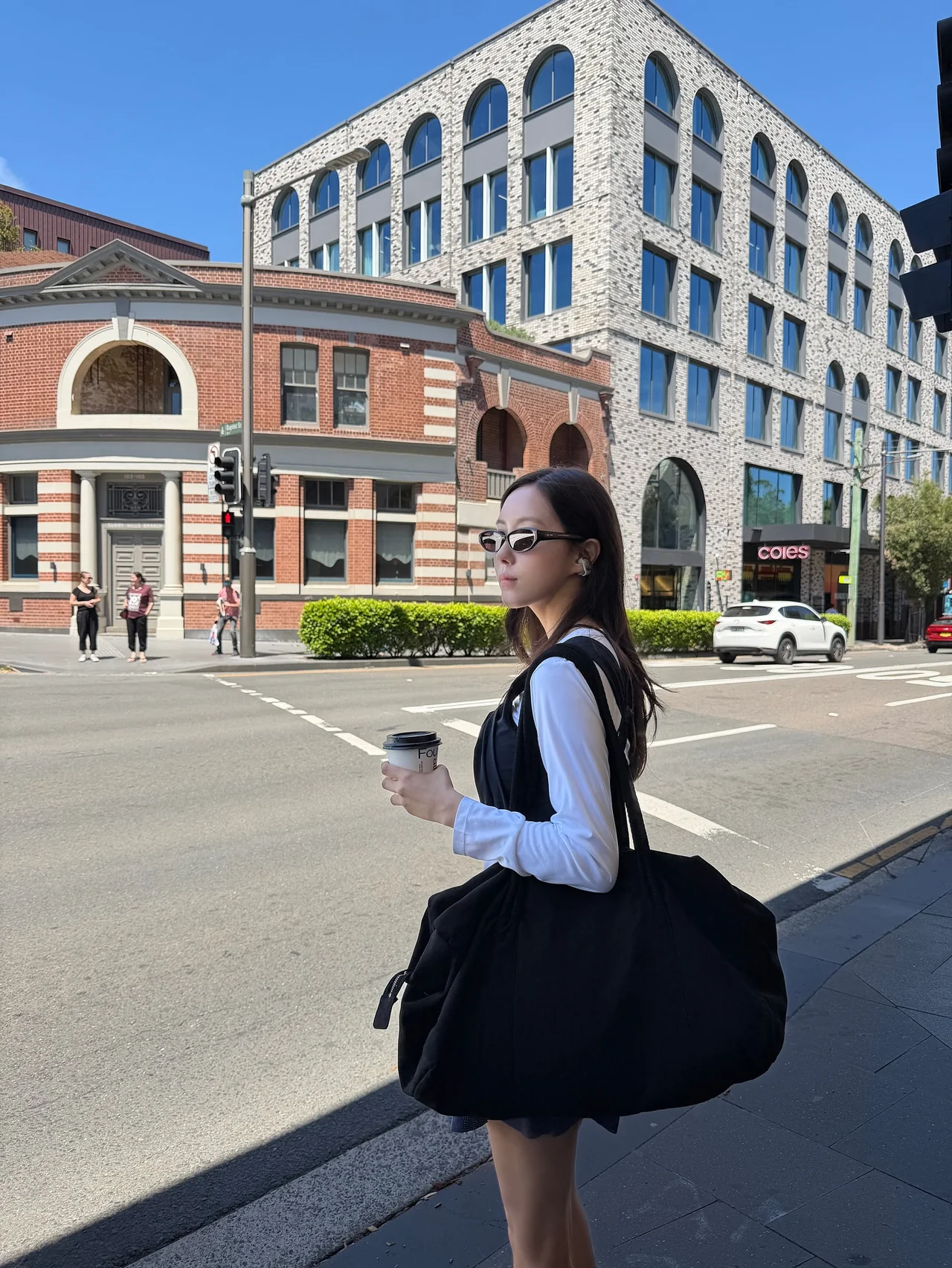 
                나이키 샥스 | 스포티함과 비율을 모두 챙긴 슈즈 초이스 /사진=효민 인스타그램
            