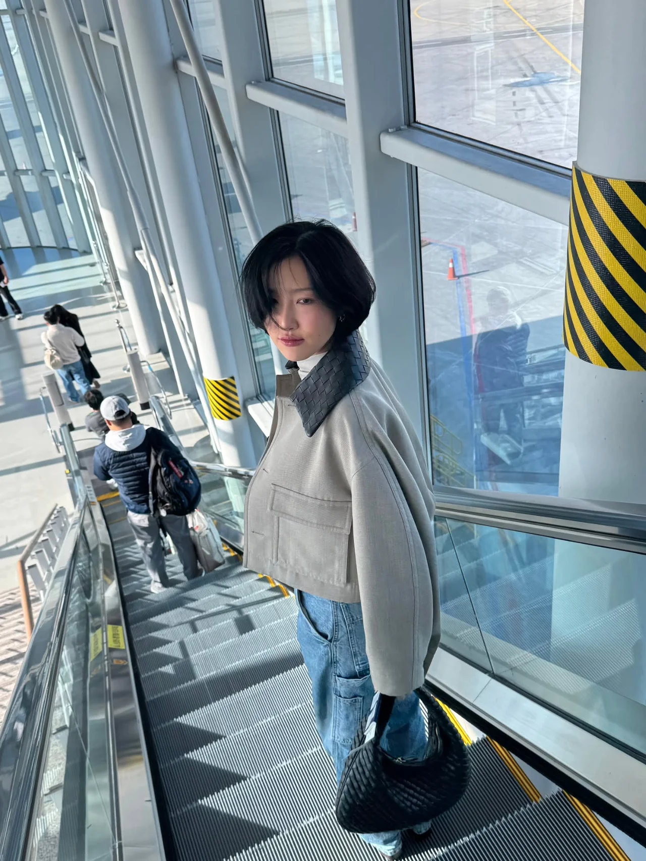 인트레치아토 디테일 | 가죽 카라 재킷과 위빙 백으로 완성한 세련된 공항 패션 /사진=화사 인스타그램