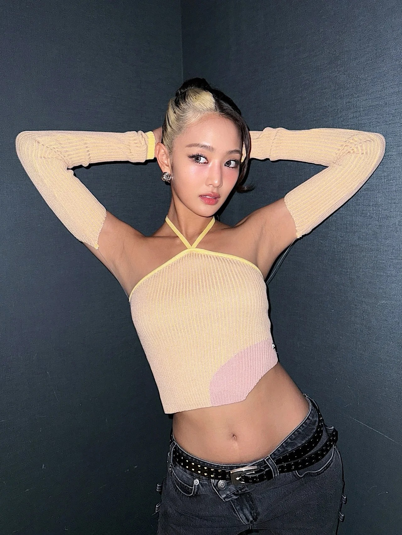 스터드 벨트 룩 | 로우라이즈 블랙 데님에 매치한 강렬한 스터드 디테일의 반전 /사진=민니 인스타그램