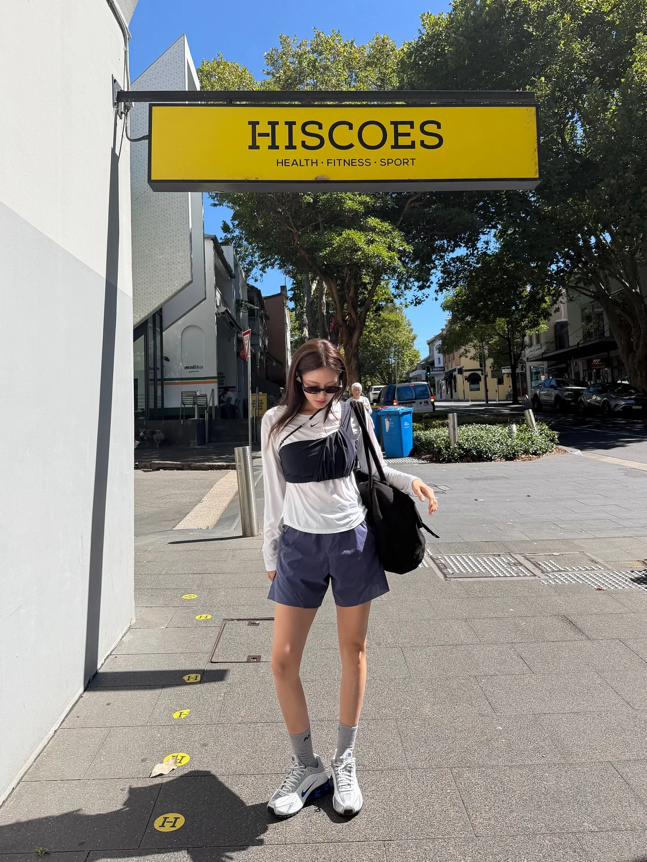 
                선글라스 포인트 | 룩의 쿨 지수를 수직 상승시키는 블랙 프레임 /사진=효민 인스타그램
            