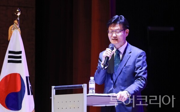 ▲김정섭 전 공주시장이 지난 1일 열린 출판기념회에서 책 소개와 함께 인사말을 하고 있다. /사진-김정섭 전 공주시장