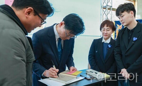 ▲김정섭(왼쪽 두 번째) 전 공주시장이 지난 1일 열린 출판기념회에서 곽현실 여사와 아들이 지켜보는 가운데 책을 구입한 독자를 위해 사인회를 갖고 있다. /사진-김정섭 전 공주시장