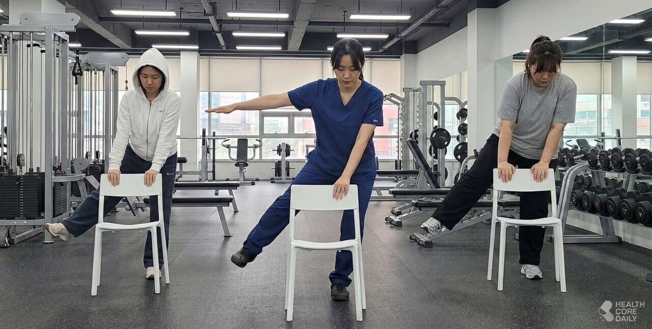 옆으로 슈퍼맨 운동.