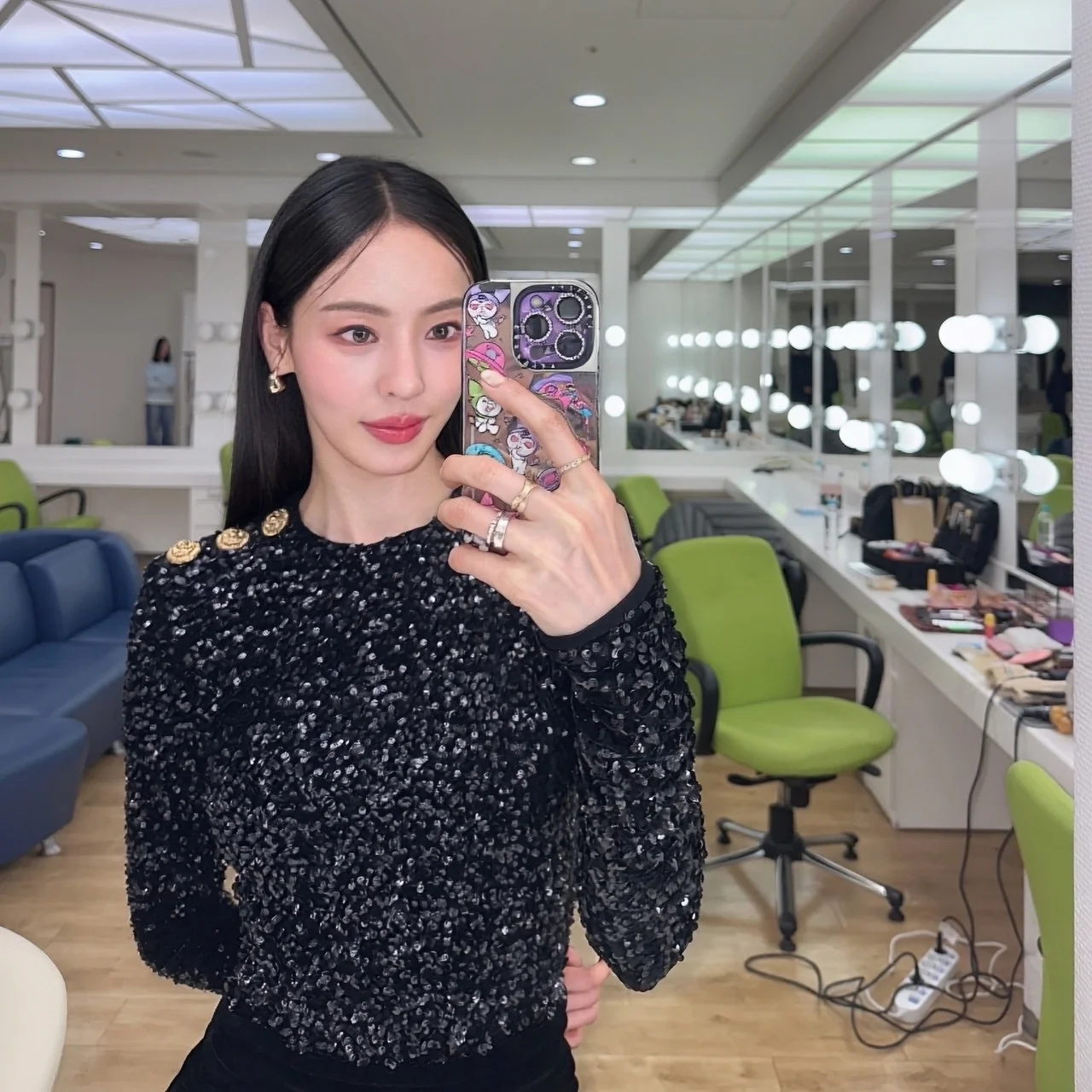 골드 버튼 포인트 | 올블랙 룩에 고급스러운 리듬감을 더하는 신의 한 수 /사진=이다희 인스타그램