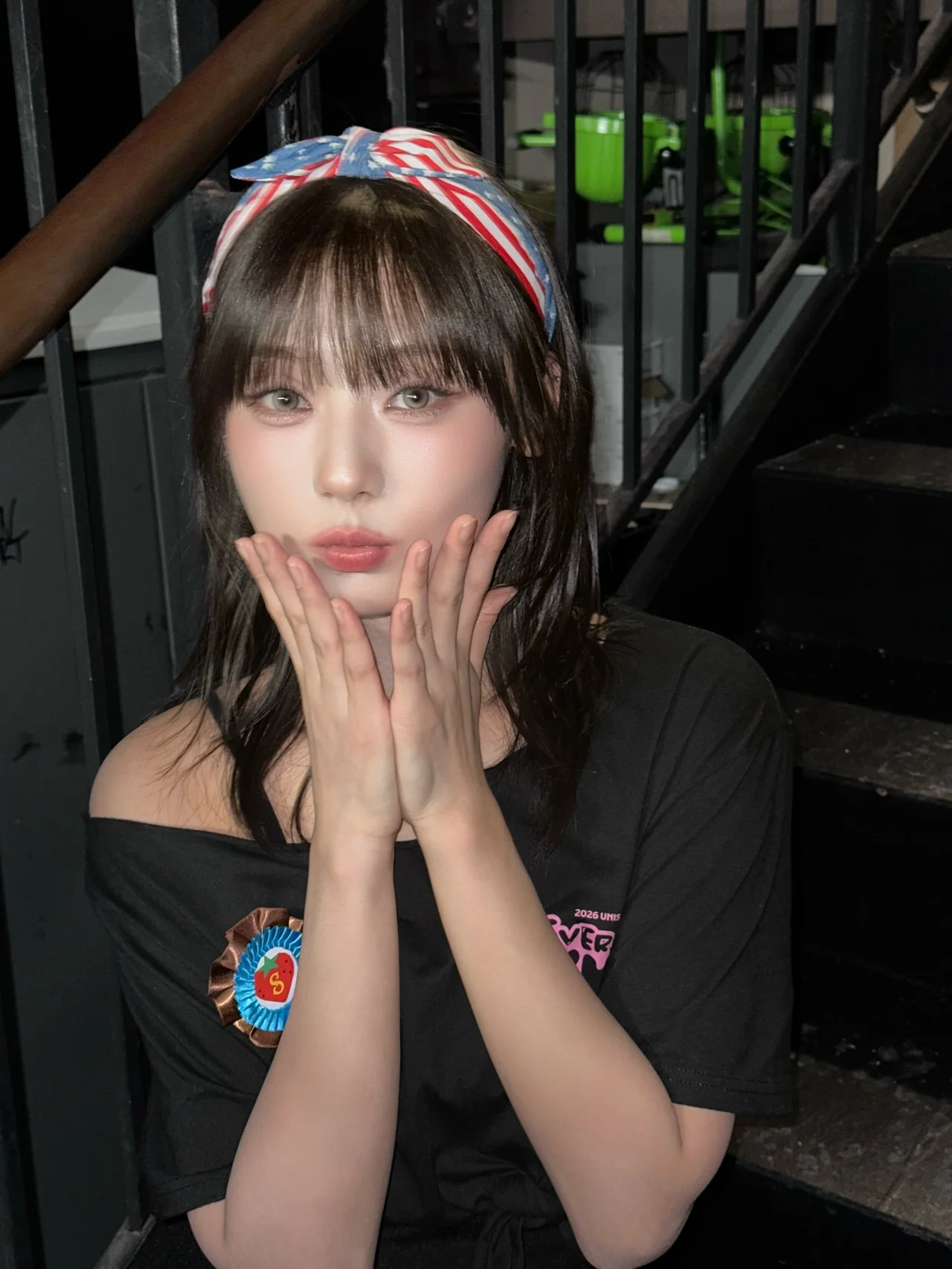 레더 장갑 & 하트 타이 | 작은 소품 하나로 락스타 무드를 완성하는 디테일의 힘 /사진=진현주 인스타그램