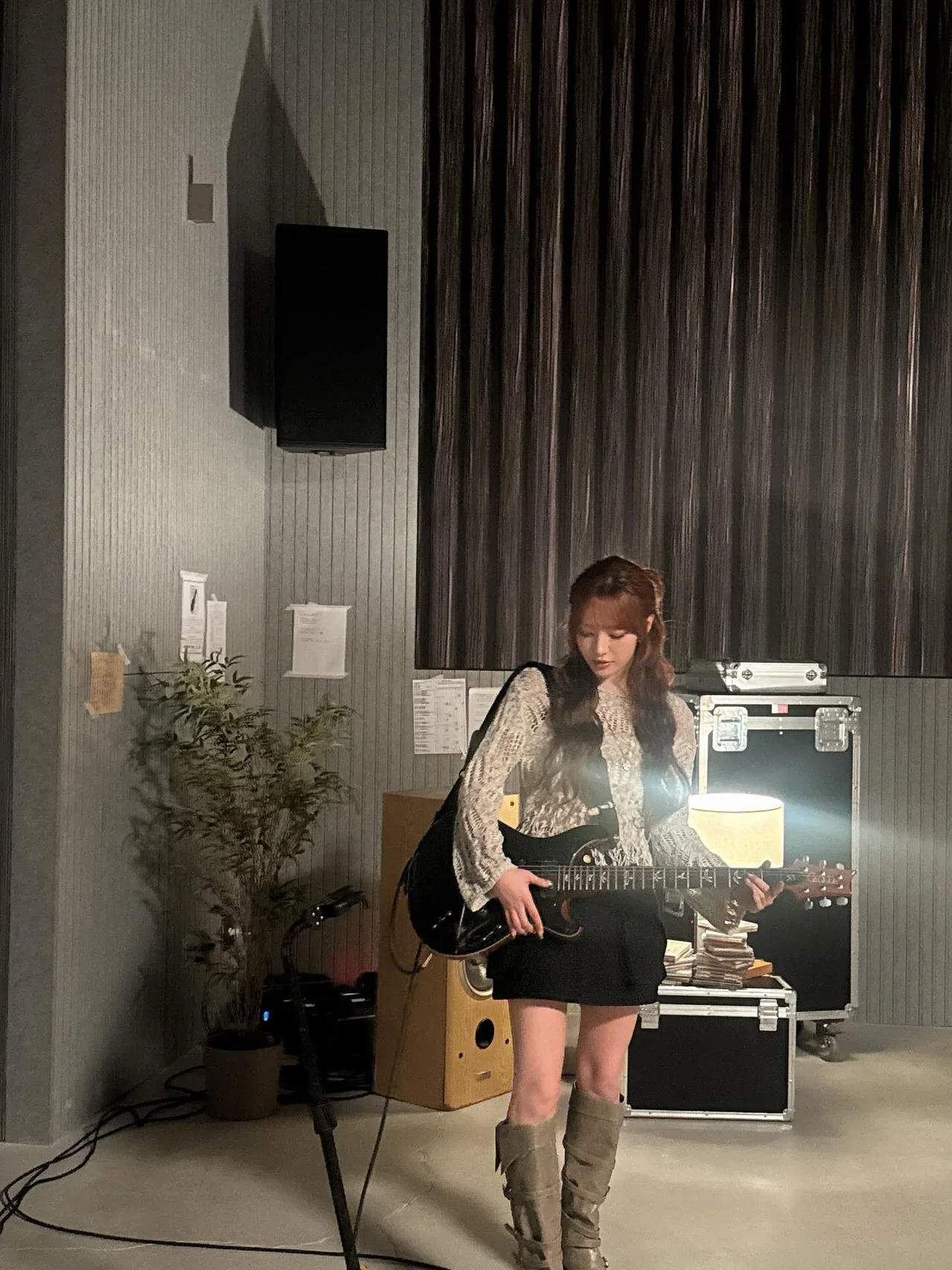 믹스매치 부츠 | 페미닌한 상의와 대비되는 투박한 부츠로 완성한 힙한 무드 /사진=문수아 인스타그램