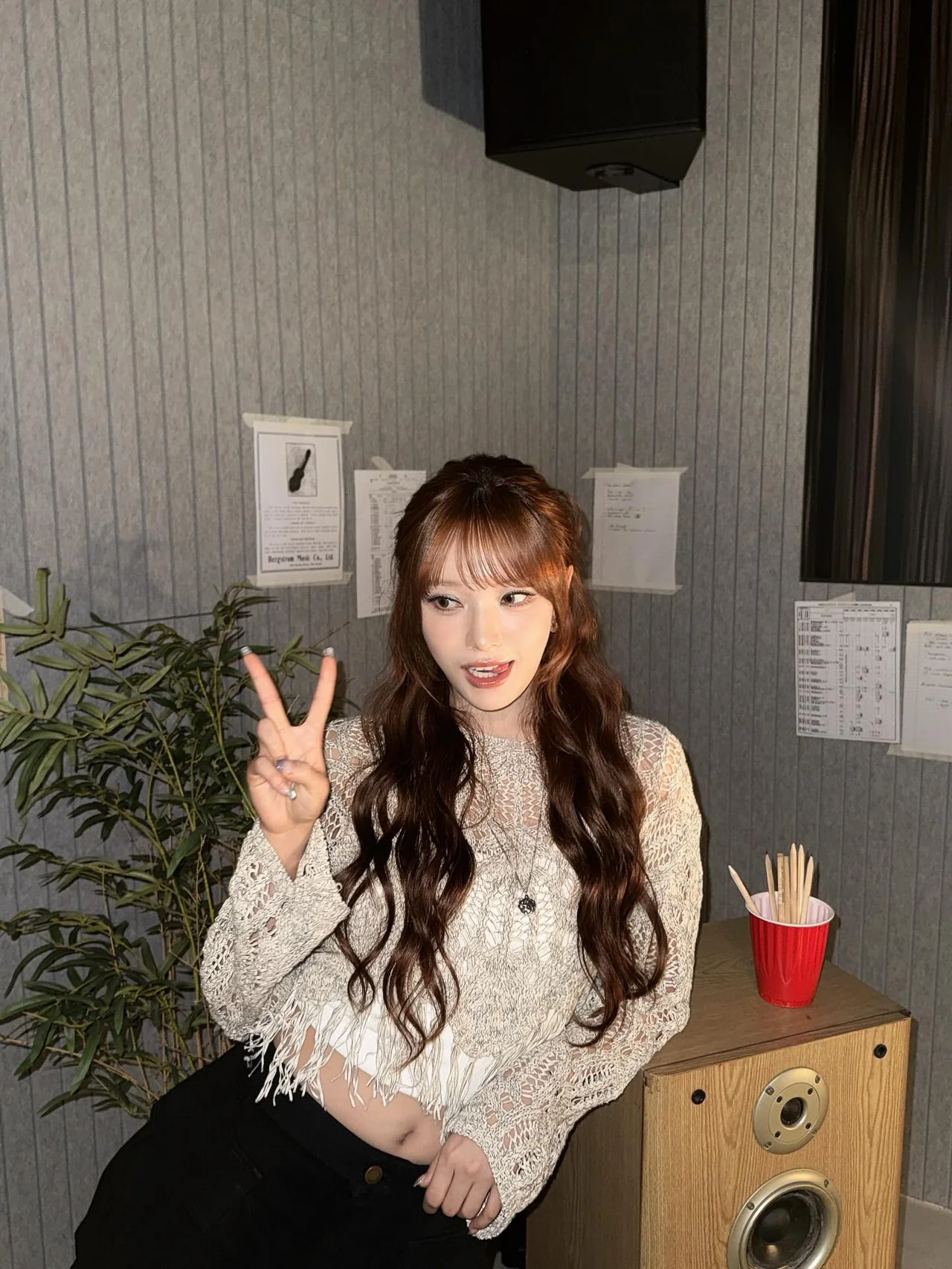 뮤지션 아카이브 | 악기와 악보가 가득한 공간 속에서 더욱 돋보이는 내추럴 감성 /사진=문수아 인스타그램