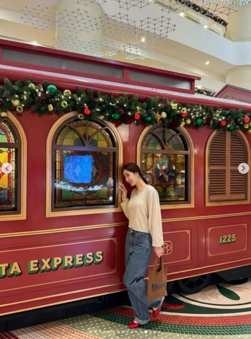 벌룬 소매 니트 | 뒷모습까지 로맨틱하게 만드는 여유로운 실루엣 /사진=최예빈 인스타그램