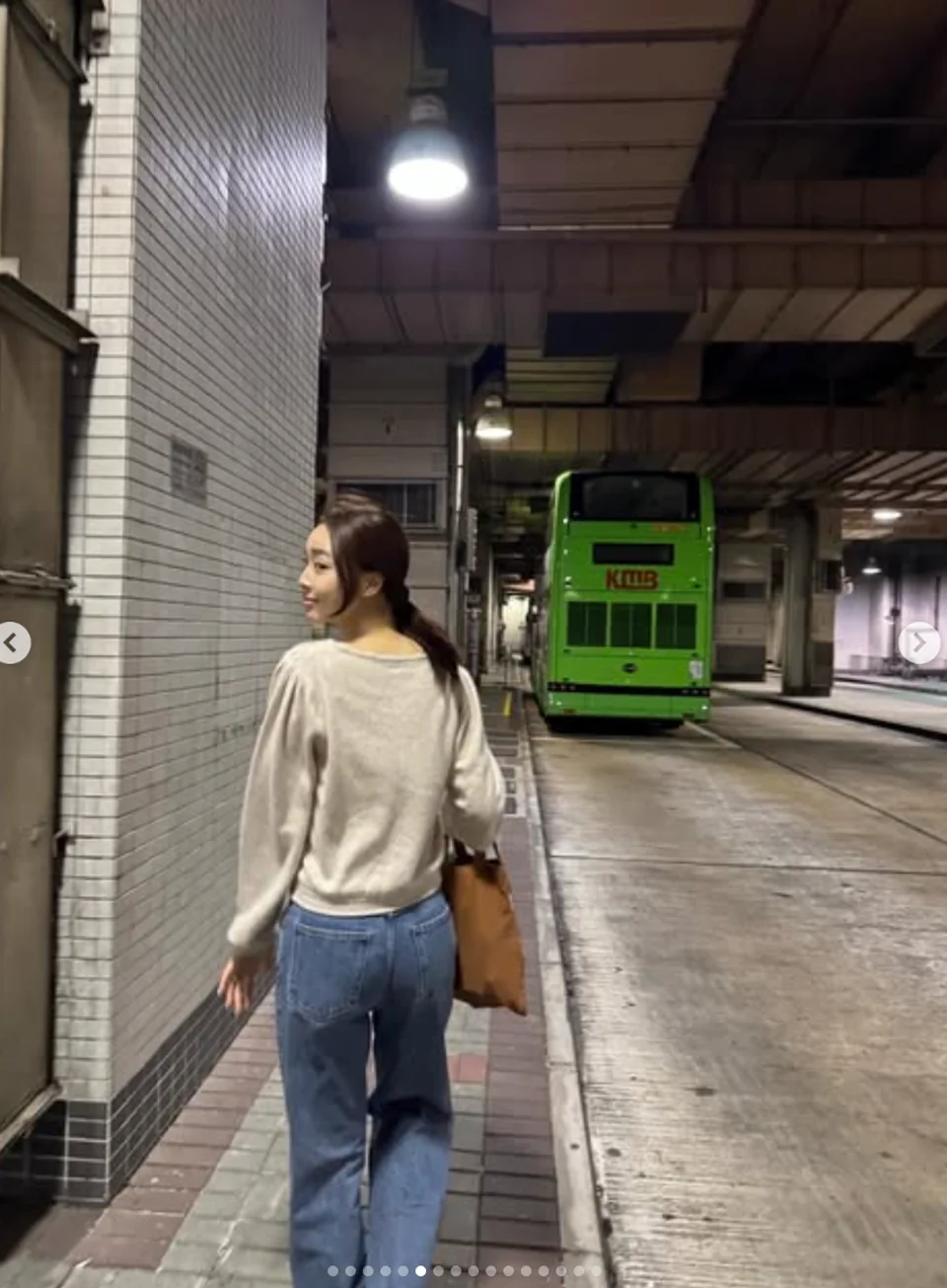 크림색 가디건 | 펀칭 디테일과 콩단추로 완성한 청순미의 결정체 /사진=최예빈 인스타그램