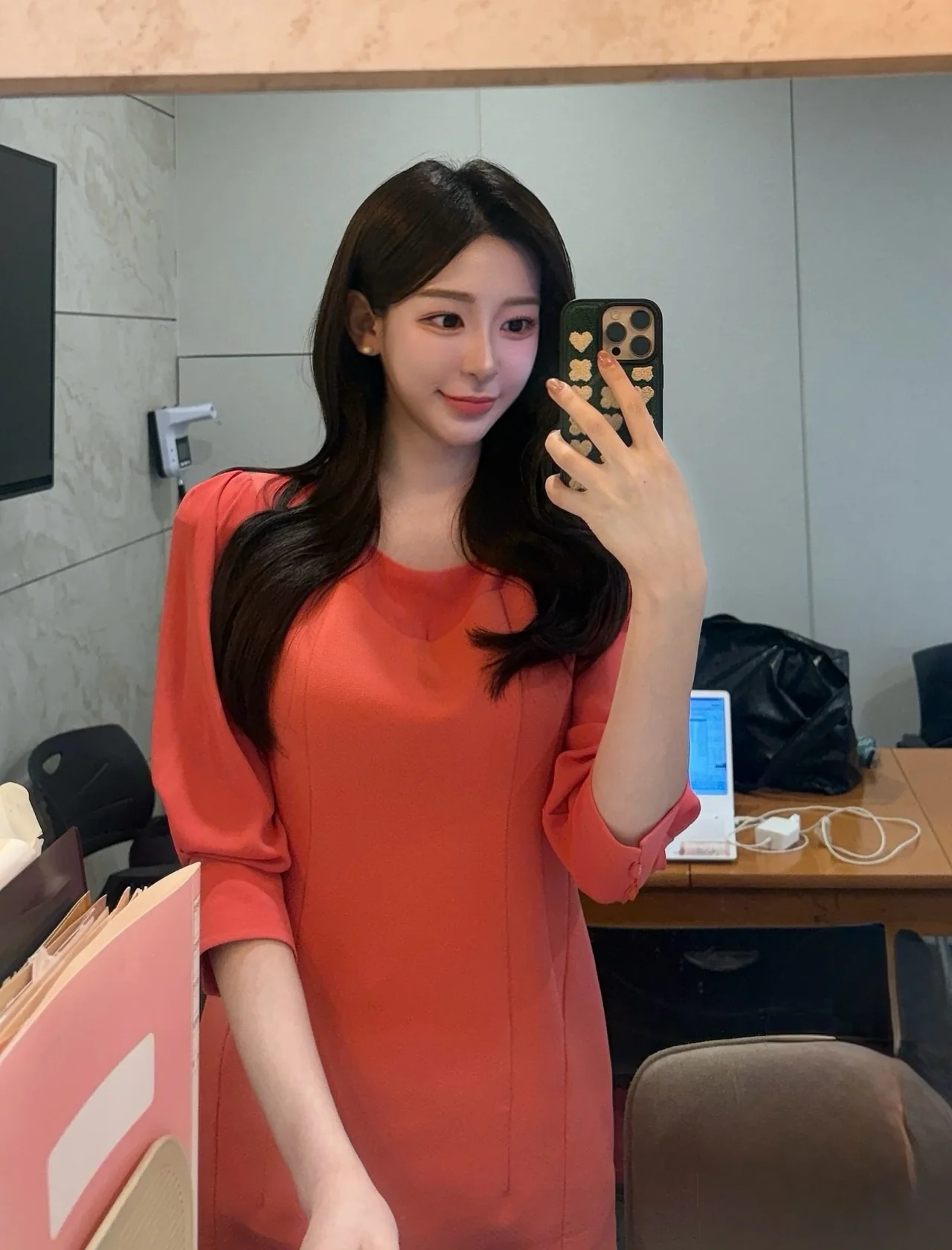 코랄 원피스 | 얼굴에 형광등을 켠 듯 화사한 생기를 불어넣는 코랄 룩 /사진=김민지 인스타그램