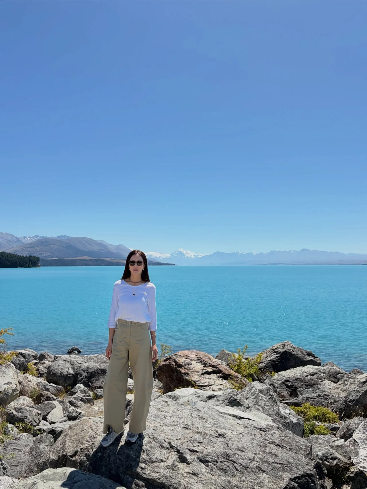 미니멀 트래블 룩 | 에메랄드빛 호수와 대비되는 화이트&베이지의 정갈한 컬러 매치 /사진=왕빛나 인스타그램