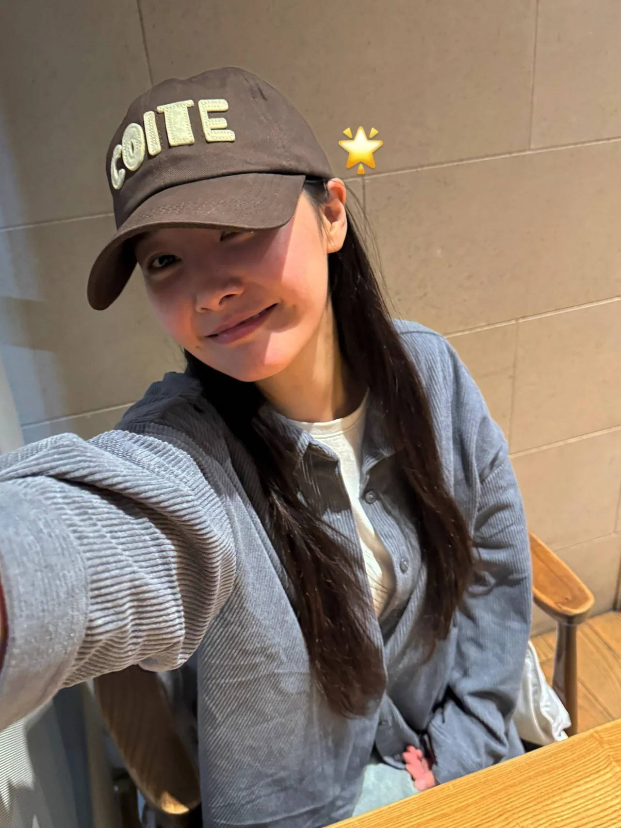 볼캡 스타일링 | 브라운 컬러 캡 모자로 완성한 내추럴 무드 /사진=배우희 인스타그램