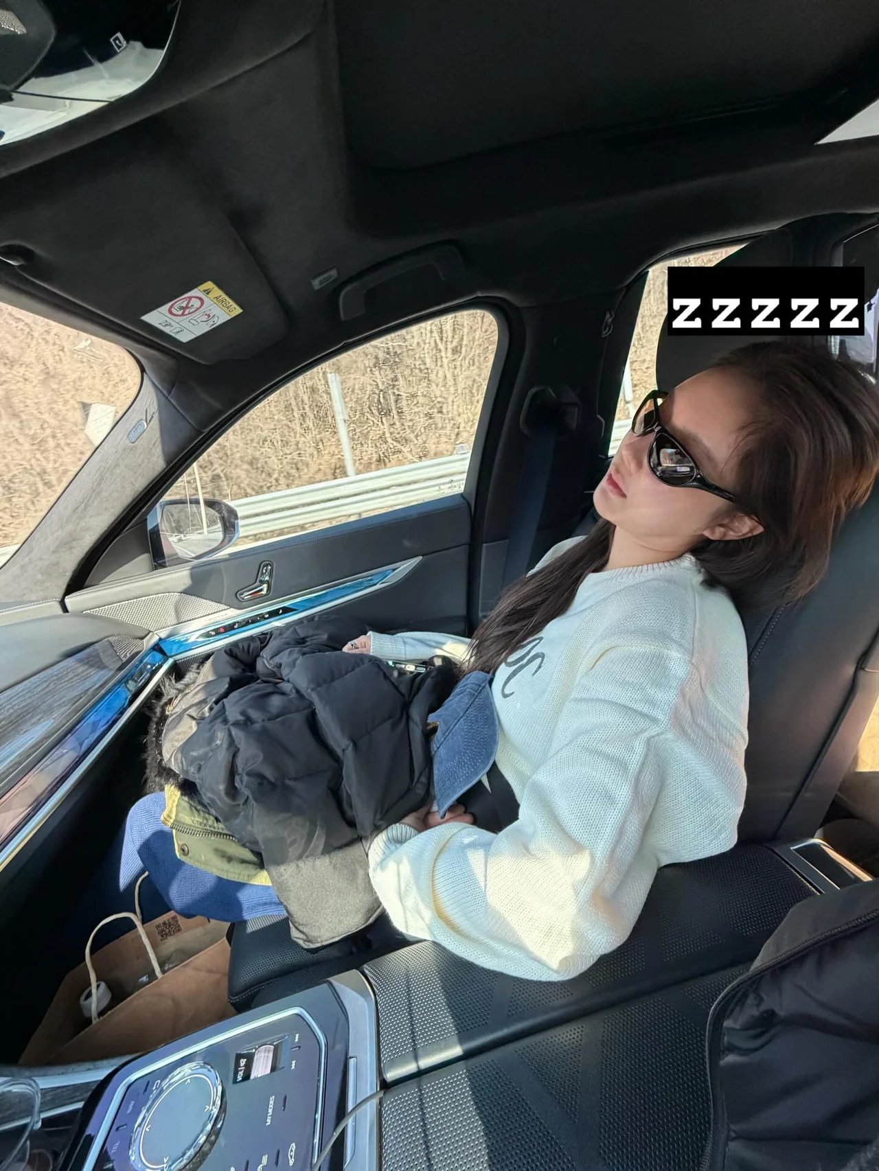 #Zzz #차안셀카 | 격렬한 액티비티 후의 꿀잠조차 힙하게 소화하는 고글 선글라스 /사진=민영 인스타그램