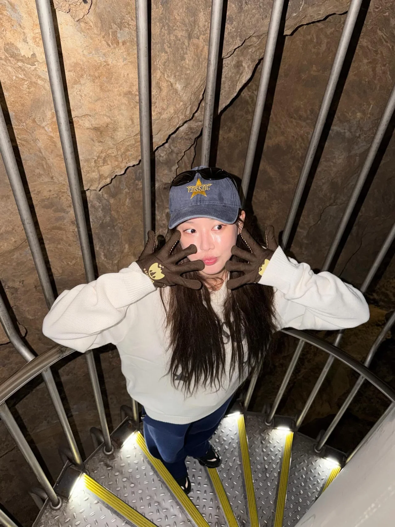 #동굴탐험 #볼캡코디 | 어둠 속에서도 존재감을 발휘하는 화이트 니트와 빈티지 캡의 조화 /사진=민영 인스타그램