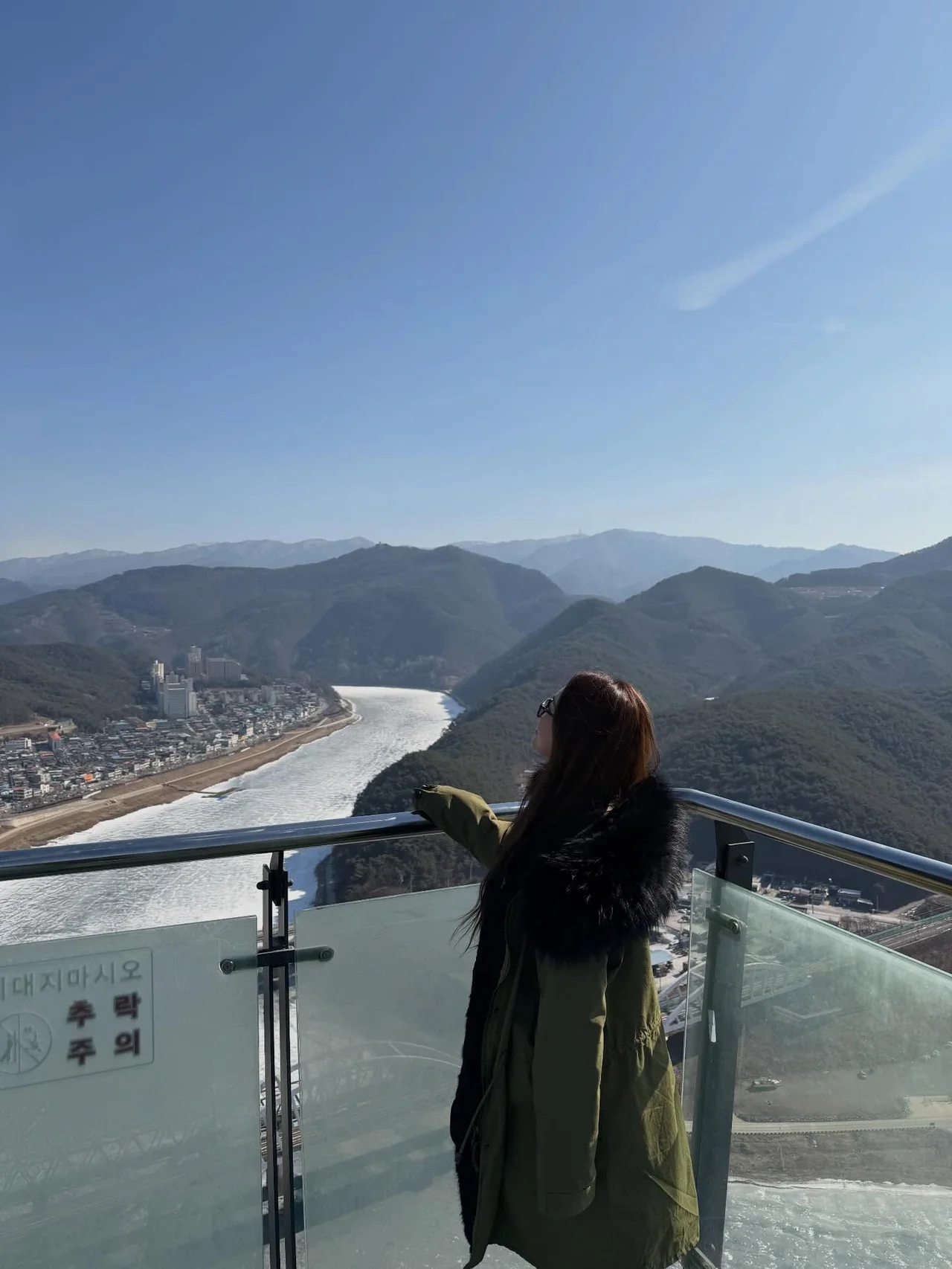 #야상점퍼 #겨울여행룩 | 풍성한 퍼 디테일로 완성한 드라마틱한 스카이워크 실루엣 /사진=민영 인스타그램