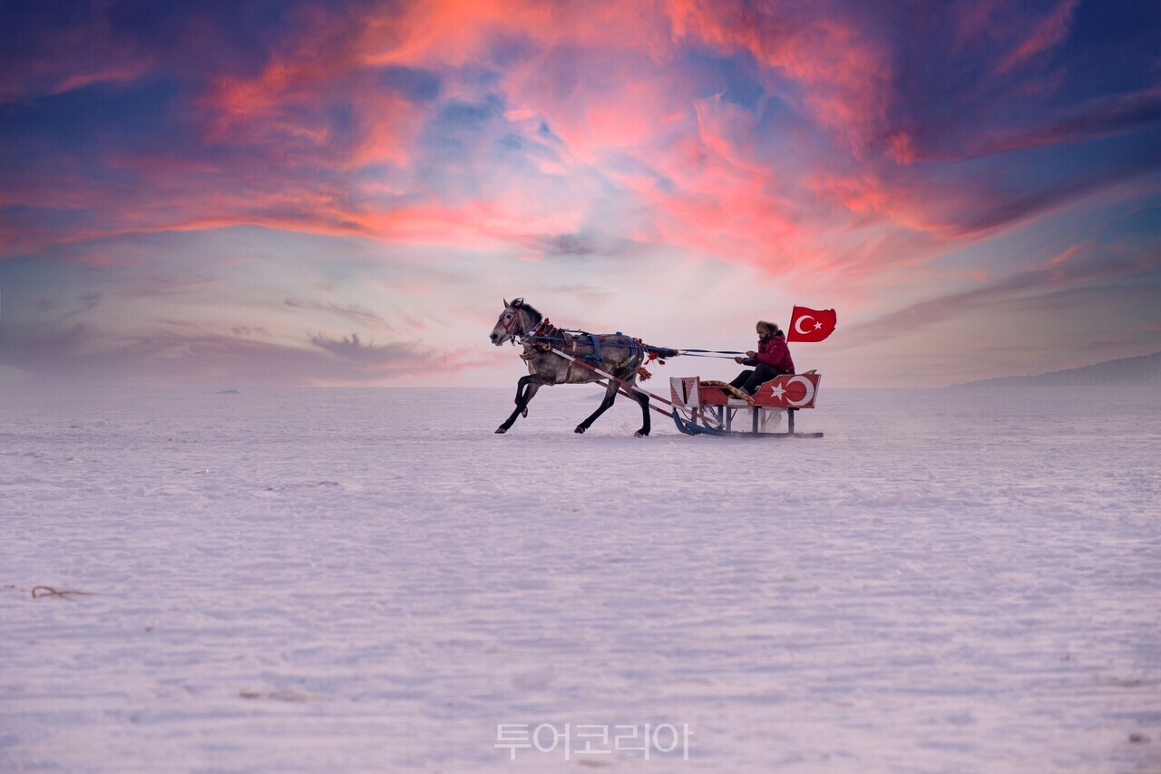 말썰매와 얼음 낚시를 즐길 수 있는 카르스 칠디르 호수/ 사진-튀르키예 문화관광부