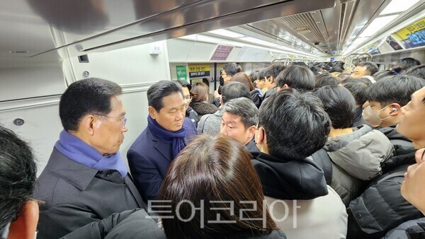 더불어민주당 김주영 국회의원이 5일 아침 김용석 대도시광역교통위원회 위원장 및 이수호 김포골드라인 운영사 대표 등 관계자들과 함께 ‘지옥철’로 불리는 김포골드라인에 탑승해 현장 점검을 실시하고 있다.