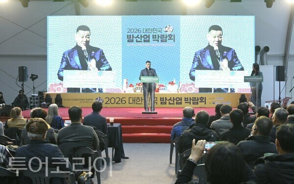 ▲최원철 공주시장이 5일 금강신관공원에서 열린 ‘제3회 국제 밤산업 미래발전 포럼’에 참석해 인사말을 하고 있다. /사진-공주시