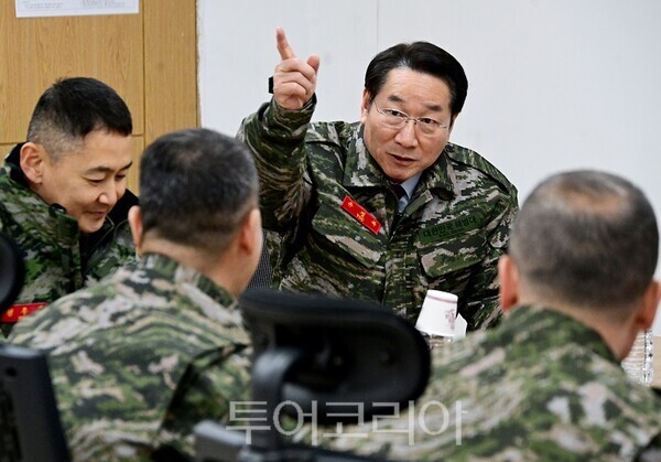 유정복 인천광역시장이 6일 강화군 해병대 2사단 5연대를 방문해 안보상황을 점검하고 장병들을 격려하고 있다.