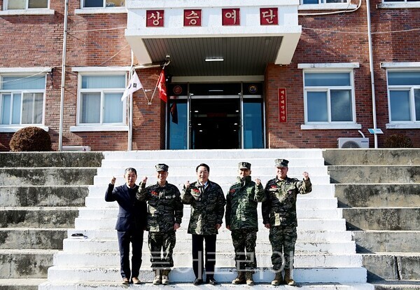 유정복 인천광역시장이 6일 강화군 해병대 2사단 5연대를 방문해 안보상황을 점검하고 장병들을 격려하고 있다.