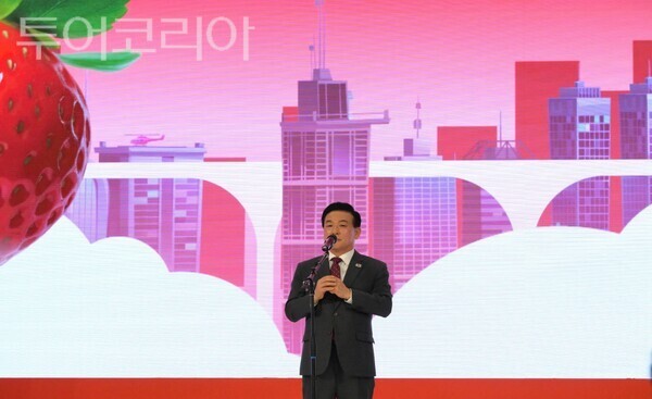 ▲백성현 논산시장이 6일 인도네시아 자카르타 간다리아 시티몰에서 열린 '2026 논산시 농식품 해외박람회' 개막식에서 축사를 하고 있다. /사진-논산시