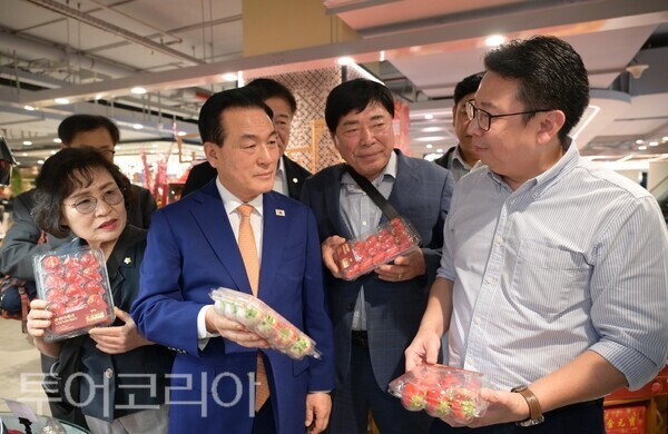 ▲자카르타 푸드홀 유통매장을 방문한 백성현(왼쪽 두 번째) 논산시장이 아구스 라위 푸드홀 본부장과 대화를 나누고 있는 모습. /사진-논산시