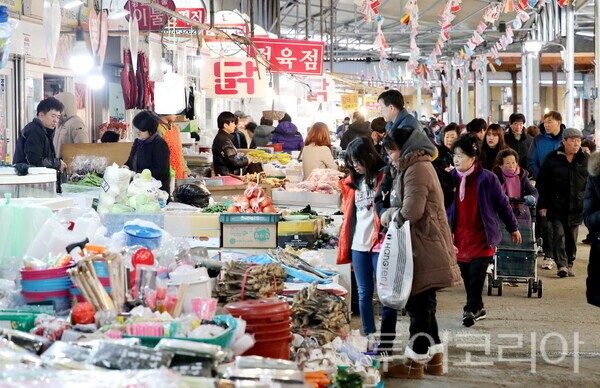 ▲온누리상품권 환급행사가 진행되고 있는 태안 서부시장 모습. /사진-태안군