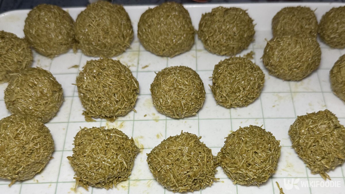 카다이프 반죽을 얼리는 모습이다. / 위키푸디