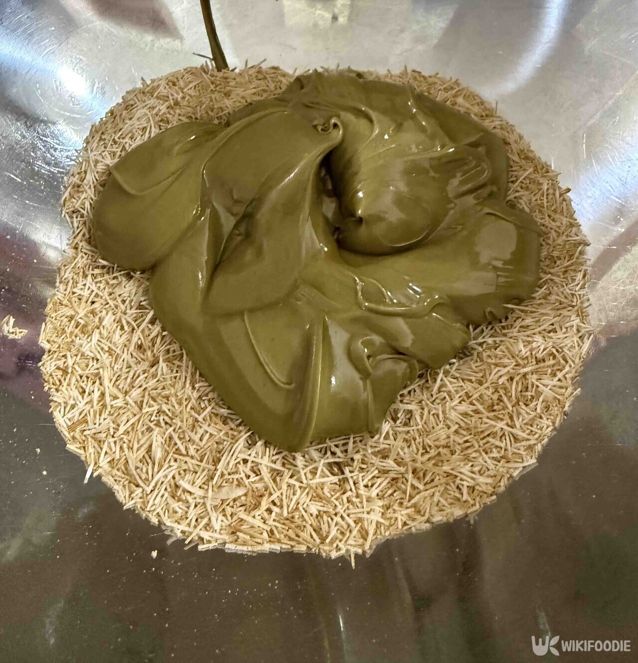 볶은 카다이프 면에 피스타치오 스프데르르 섞고 있다. / 위키푸디