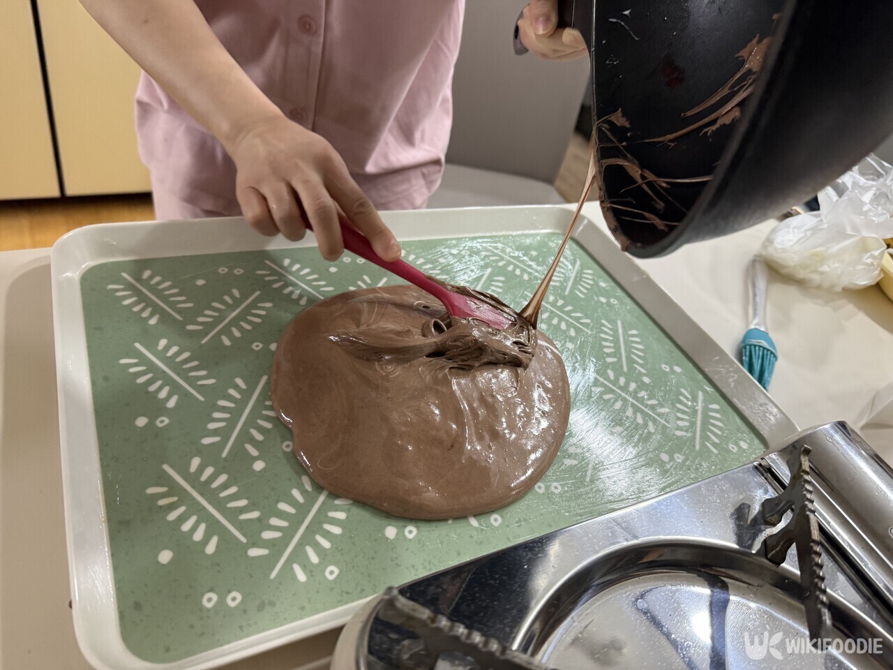 마시멜로 반죽을 붓고 있다. / 위키푸디