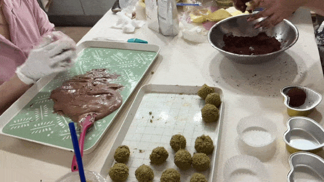 마시멜로 반죽에 피스타치오 속재료를 넣고 있다. / 위키푸디